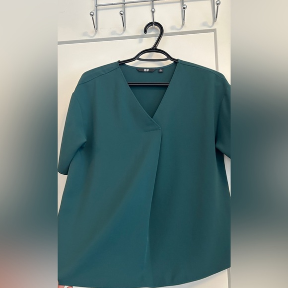 Uniqlo Top - Picture 2 of 4